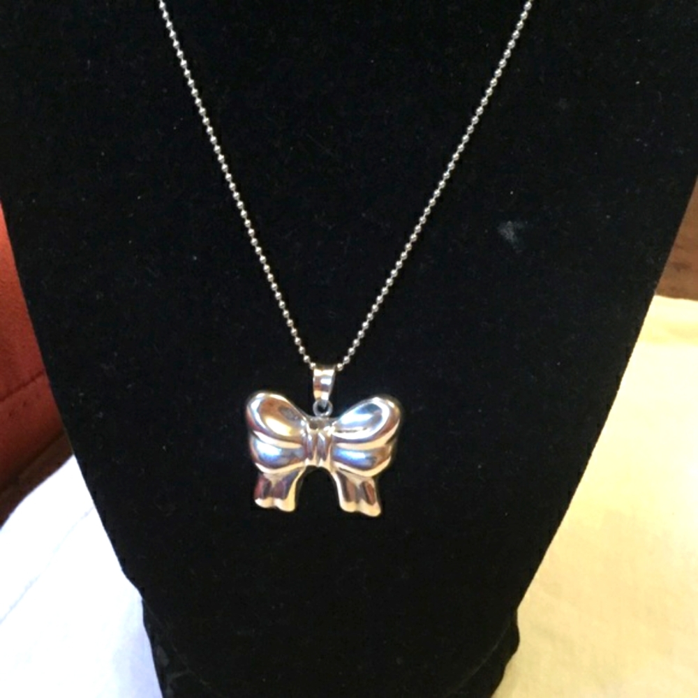 Sterling Silver bow necklace EUC